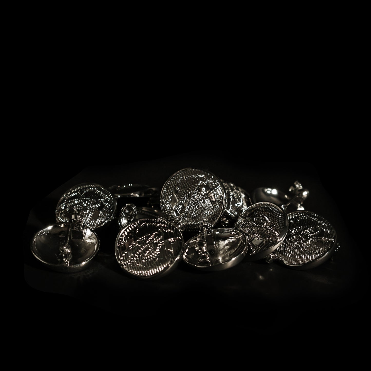 B-SIGN 浮雕弧面半立體胸針 B-SIGN Embossed Curved Semi-3D Pin