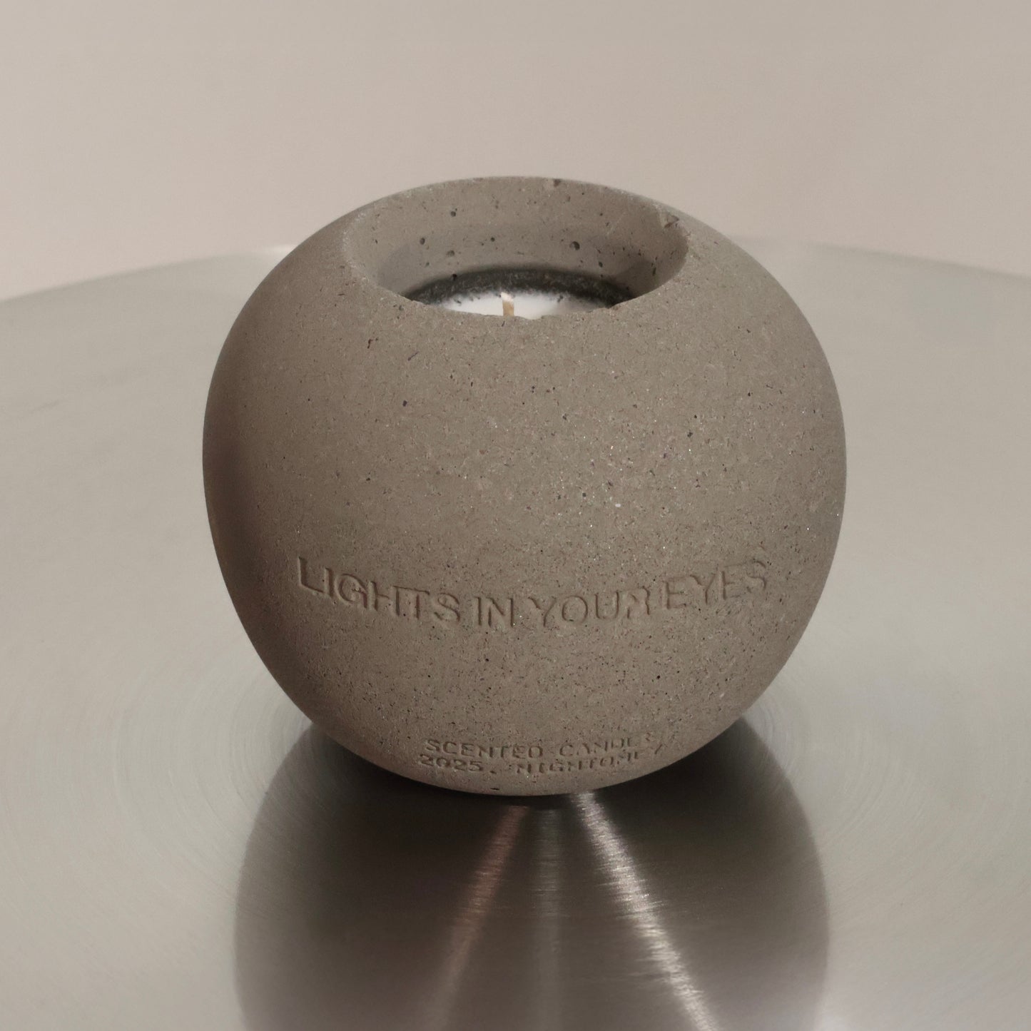 LIGHTS IN YOUR EYES 手工香氛蠟燭 LIGHTS IN YOUR EYES Handcrafted Scented Candle